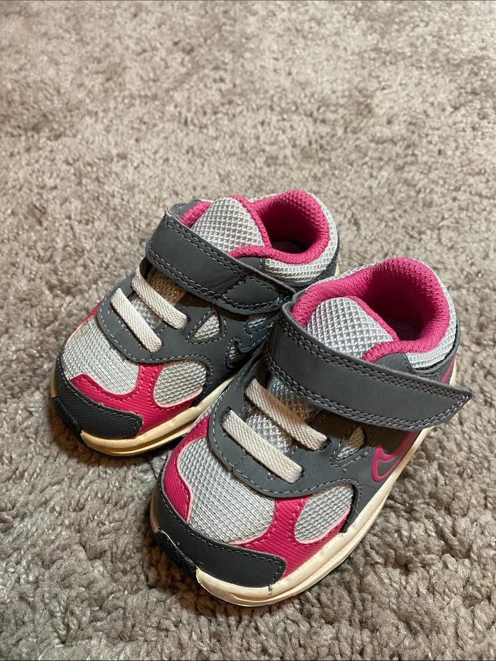 Nike Pillar TECH basketball Toddler Gray and Pink Velcro Sneakers size 4C